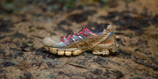 Damen Laufschuhe für Hindernisläufe: Darauf kommt es an